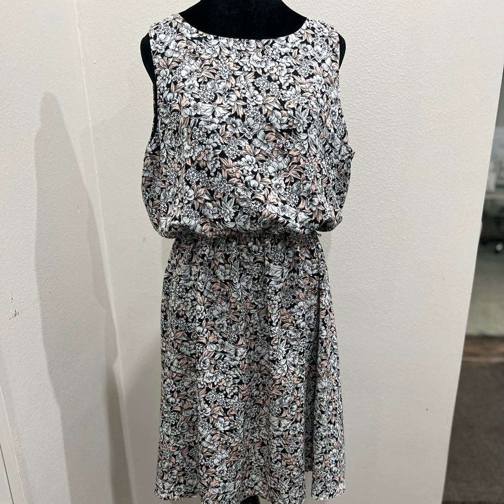 Super cute sleeveless, belted floral dress